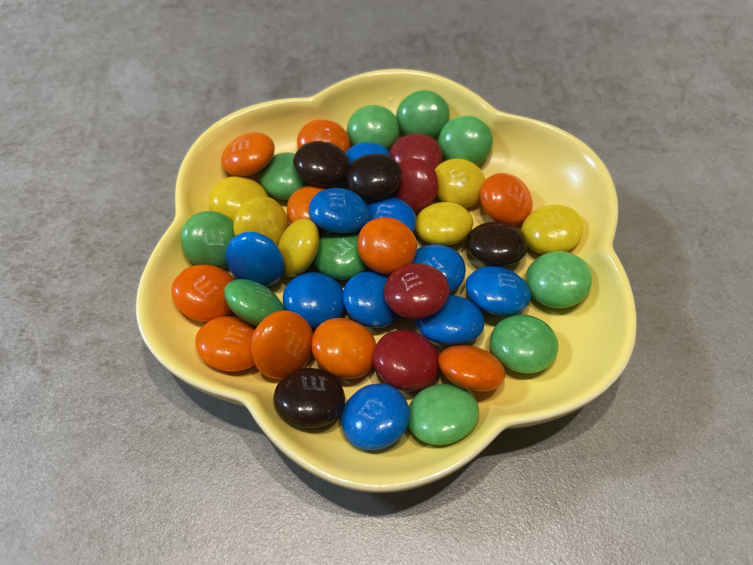 m&mチョコレートは太る？カロリーや糖質・ダイエット中の注意点についてご紹介